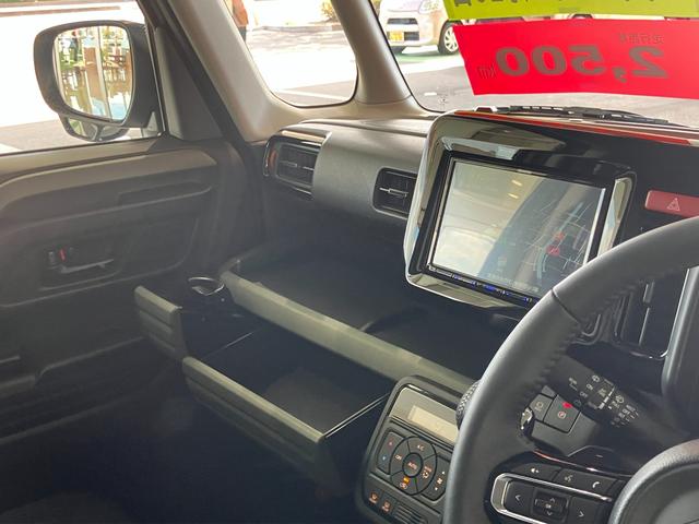 ����ȃC���p�l�ɂ͈����o�����̃|�P�b�g�ƃJ�b�v�t�H���_�[�𑕔��I