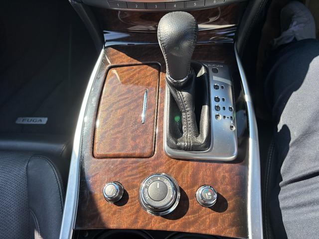 フーガ 250GT 雹害車 1年保証 法定整備付き 黒本革シート シートクーラー シートヒーター フルセグTV ナビ ETC スマートキー(17枚目)