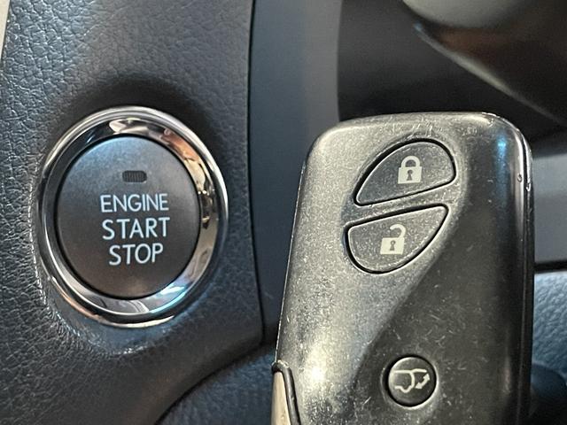 【スマートキー＆プッシュスタート】ドアハンドルを軽く握るだけでドアロックを解錠、ドアハンドルのスイッチを押すだけで施錠ができます♪またブレーキを踏みながらスタートボタンを押すだけで、エンジンが始動！