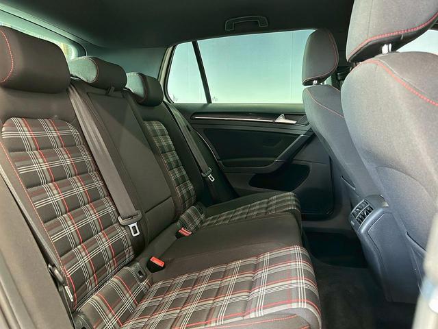 ゴルフＧＴＩ ベースグレード　（禁煙車）（６速ＭＴ）（純正ナビ）（バックカメラ）（レーダークルーズ）（衝突軽減ブレーキ）（クリアランスソナー）（レーンアシスト）（ＬＥＤヘッド）（フルフラット）（ＥＴＣ）（純正１８インチＡＷ）（13枚目）