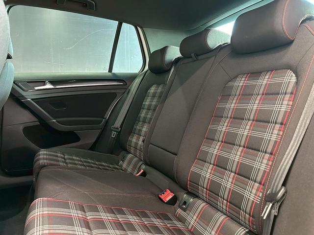 ゴルフＧＴＩ ベースグレード　（禁煙車）（６速ＭＴ）（純正ナビ）（バックカメラ）（レーダークルーズ）（衝突軽減ブレーキ）（クリアランスソナー）（レーンアシスト）（ＬＥＤヘッド）（フルフラット）（ＥＴＣ）（純正１８インチＡＷ）（41枚目）