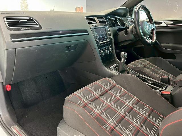 ゴルフＧＴＩ ベースグレード　（禁煙車）（６速ＭＴ）（純正ナビ）（バックカメラ）（レーダークルーズ）（衝突軽減ブレーキ）（クリアランスソナー）（レーンアシスト）（ＬＥＤヘッド）（フルフラット）（ＥＴＣ）（純正１８インチＡＷ）（54枚目）