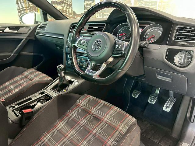 ゴルフＧＴＩ ベースグレード　（禁煙車）（６速ＭＴ）（純正ナビ）（バックカメラ）（レーダークルーズ）（衝突軽減ブレーキ）（クリアランスソナー）（レーンアシスト）（ＬＥＤヘッド）（フルフラット）（ＥＴＣ）（純正１８インチＡＷ）（57枚目）