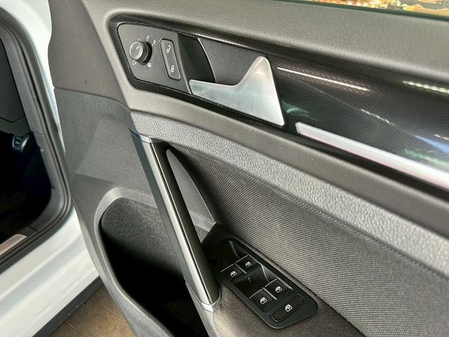 ゴルフＧＴＩ ベースグレード　（禁煙車）（６速ＭＴ）（純正ナビ）（バックカメラ）（レーダークルーズ）（衝突軽減ブレーキ）（クリアランスソナー）（レーンアシスト）（ＬＥＤヘッド）（フルフラット）（ＥＴＣ）（純正１８インチＡＷ）（60枚目）