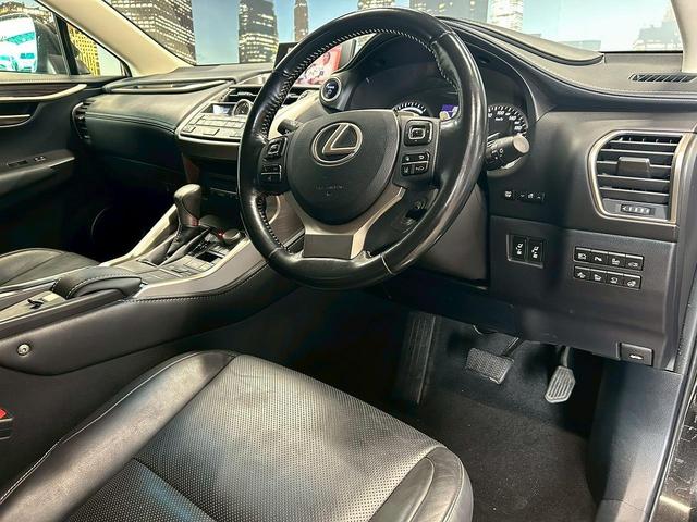 ＮＸ ＮＸ３００ｈ　バージョンＬ　（サンルーフ）（フルエアロ）（禁煙車）（プリクラッシュ）（純正ＳＤナビ）（黒本革シート）（全席パワーシート）（全周囲カメラ）（レーダークルーズ）（シートヒーター＆エアコン）（純正１８インチＡＷ）（45枚目）