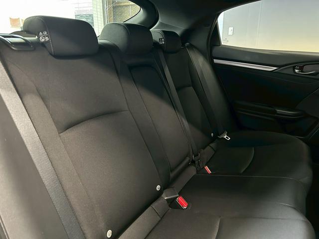 シビック ハッチバック　（禁煙車）（６速ＭＴ）（レーダクルーズ）（レーンキープアシスト）（シートヒーター）（スマートキー＆プッシュスタート）（純正ナビ）（バックカメラ）（ＥＴＣ）（ＬＥＤヘッドライト）（純正１８インチＡＷ）（25枚目）