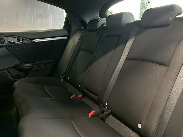 シビック ハッチバック　（禁煙車）（６速ＭＴ）（レーダクルーズ）（レーンキープアシスト）（シートヒーター）（スマートキー＆プッシュスタート）（純正ナビ）（バックカメラ）（ＥＴＣ）（ＬＥＤヘッドライト）（純正１８インチＡＷ）（55枚目）