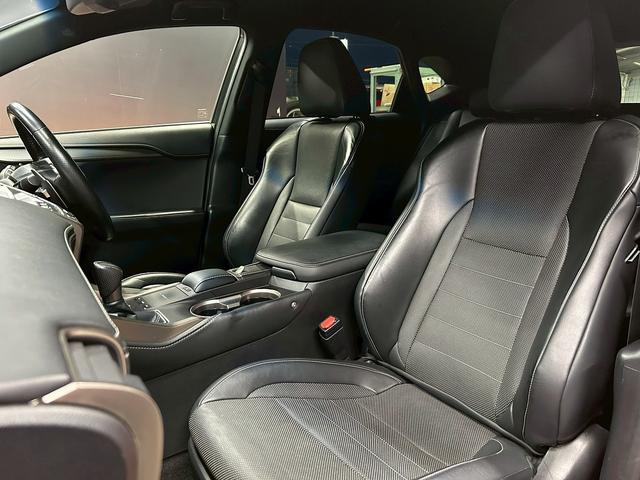 ＮＸ ＮＸ３００　Ｆスポーツ　（トヨタセーフティセンス）（禁煙車）（後期型）（メーカーメモリナビ）（黒本革シート）（シートヒーター＆エアコン）（シーケンシャルウィンカー（１００Ｖ電源）（４ＷＤ）（ＨＵＤ）（純正１８インチＡＷ）（47枚目）