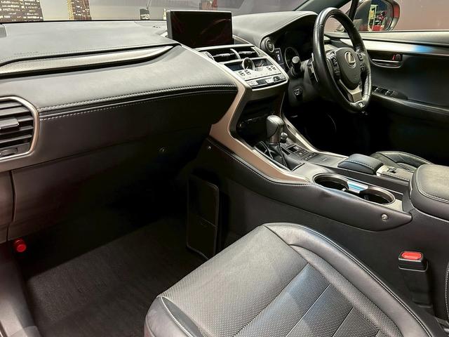 ＮＸ ＮＸ３００　Ｆスポーツ　（トヨタセーフティセンス）（禁煙車）（後期型）（メーカーメモリナビ）（黒本革シート）（シートヒーター＆エアコン）（シーケンシャルウィンカー（１００Ｖ電源）（４ＷＤ）（ＨＵＤ）（純正１８インチＡＷ）（48枚目）