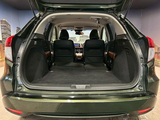 ヴェゼル 　（禁煙車）（メーカーＳＤナビ）（半黒革）（バックカメラ）（ＬＥＤヘッドライト）（クリアランスソナー）（シートヒーター）（パドルシフト）（オートライト）（フルセグ）（ＥＴＣ）（純正１７インチＡＷ）（13枚目）