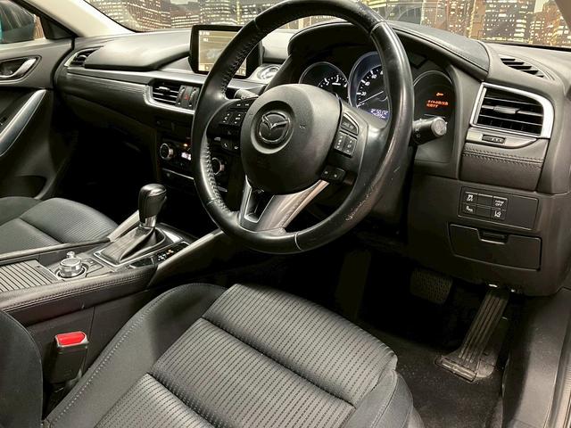 アテンザワゴン 　（禁煙車）（後期型）（メーカーＳＤナビ）（ＢＯＳＥサウンド）（パドルシフト）（レーダークルーズ）（ルーフレール）（衝突軽減ブレーキ）（ＢＳＭ）（ＨＵＤ）（ビルトインＥＴＣ）（純正１７インチＡＷ）（42枚目）