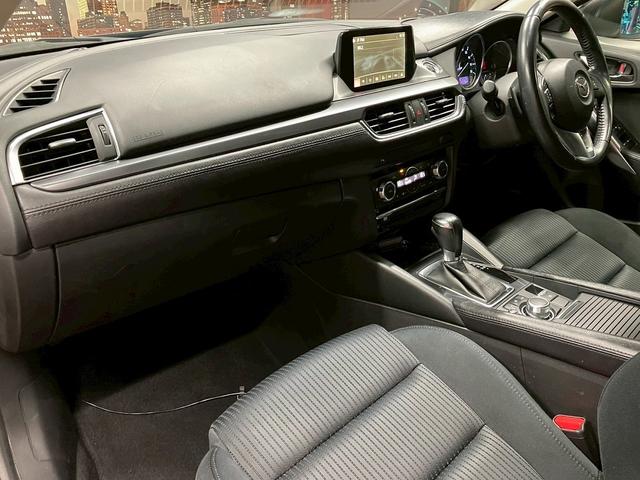アテンザワゴン 　（禁煙車）（後期型）（メーカーＳＤナビ）（ＢＯＳＥサウンド）（パドルシフト）（レーダークルーズ）（ルーフレール）（衝突軽減ブレーキ）（ＢＳＭ）（ＨＵＤ）（ビルトインＥＴＣ）（純正１７インチＡＷ）（45枚目）