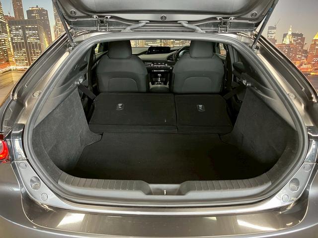 ＭＡＺＤＡ３ファストバック １５Ｓツーリング　（禁煙車）（純正ＳＤナビ）（全周囲カメラ）（ターボ）（レーダークルーズコントロール）（ＬＥＤヘッドライト）（クリアランスソナー）（オートビークル）（フルフラット）（純正１８インチＡＷ）（12枚目）