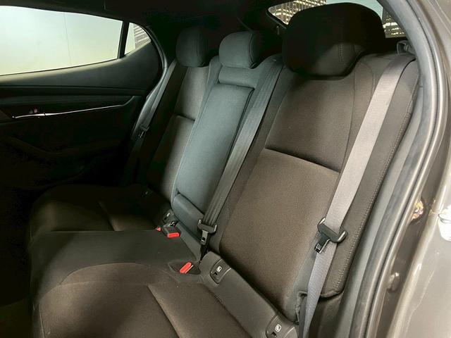 ＭＡＺＤＡ３ファストバック １５Ｓツーリング　（禁煙車）（純正ＳＤナビ）（全周囲カメラ）（ターボ）（レーダークルーズコントロール）（ＬＥＤヘッドライト）（クリアランスソナー）（オートビークル）（フルフラット）（純正１８インチＡＷ）（46枚目）