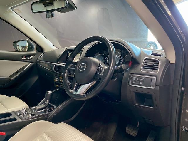 ＣＸ－５ ＸＤ　Ｌパッケージ　（禁煙車）（後期型）（白本革シート）（メーカーＳＤナビ）（ＢＯＳＥサウンド）（レーダークルーズ）（衝突軽減ブレーキ）（フルフラット）（ビルトインＥＴＣ）（社外ルーフレール）（純正１９インチＡＷ）（46枚目）