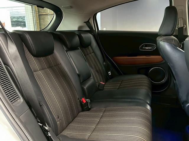 ヴェゼル ハイブリッドＺ　（禁煙車）（純正ＳＤナビ）（半黒革シート）（パドルシフト）（バックカメラ）（クルコン）（スマートキー）（ＬＥＤヘッドライト）（コーナーセンサ）（シートヒーター）（フルセグ）（純正１７インチＡＷ）（15枚目）