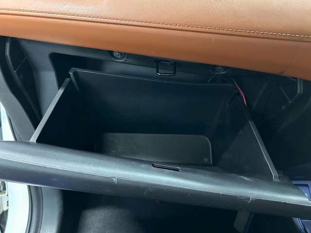 ヴェゼル ハイブリッドＺ　（禁煙車）（純正ＳＤナビ）（半黒革シート）（パドルシフト）（バックカメラ）（クルコン）（スマートキー）（ＬＥＤヘッドライト）（コーナーセンサ）（シートヒーター）（フルセグ）（純正１７インチＡＷ）（25枚目）