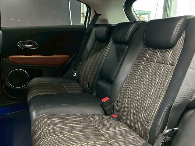 ヴェゼル ハイブリッドＺ　（禁煙車）（純正ＳＤナビ）（半黒革シート）（パドルシフト）（バックカメラ）（クルコン）（スマートキー）（ＬＥＤヘッドライト）（コーナーセンサ）（シートヒーター）（フルセグ）（純正１７インチＡＷ）（26枚目）