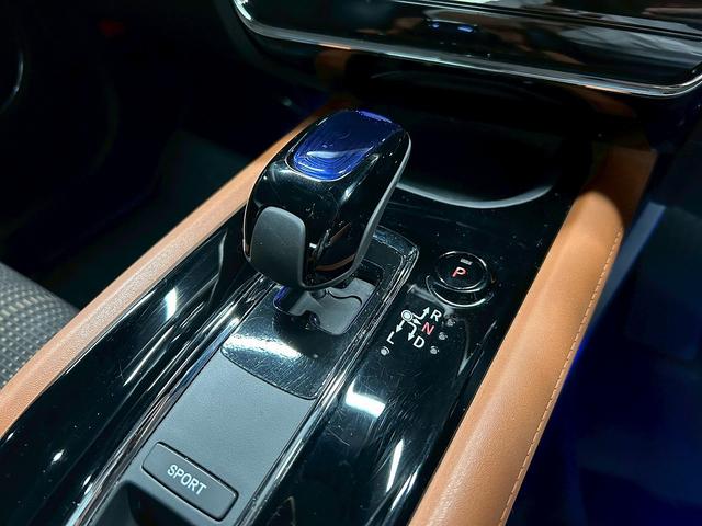 ヴェゼル ハイブリッドＺ　（禁煙車）（純正ＳＤナビ）（半黒革シート）（パドルシフト）（バックカメラ）（クルコン）（スマートキー）（ＬＥＤヘッドライト）（コーナーセンサ）（シートヒーター）（フルセグ）（純正１７インチＡＷ）（30枚目）