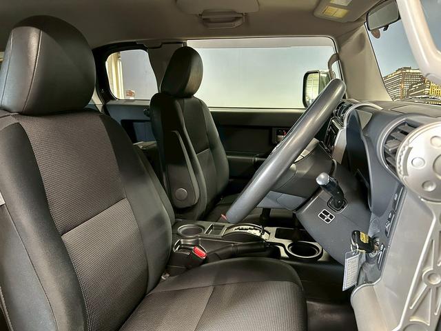 ＦＪクルーザー ベースグレード　（禁煙車）（４ＷＤ）（ツートンカラー）（Ｓｔｒａｄａナビ）（バックカメラ）（クリアランスソナー）（リアフォグ）（フルフラット）（キーレスエントリー）（ＥＴＣ）（純正１７インチ鉄チンホイール）（12枚目）