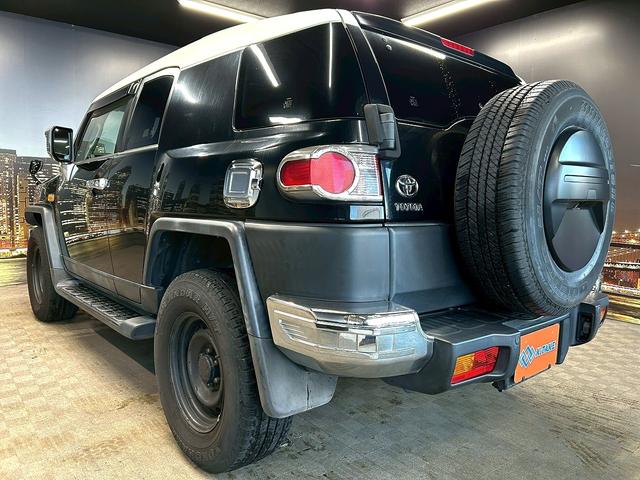 ＦＪクルーザー ベースグレード　（禁煙車）（４ＷＤ）（ツートンカラー）（Ｓｔｒａｄａナビ）（バックカメラ）（クリアランスソナー）（リアフォグ）（フルフラット）（キーレスエントリー）（ＥＴＣ）（純正１７インチ鉄チンホイール）（21枚目）