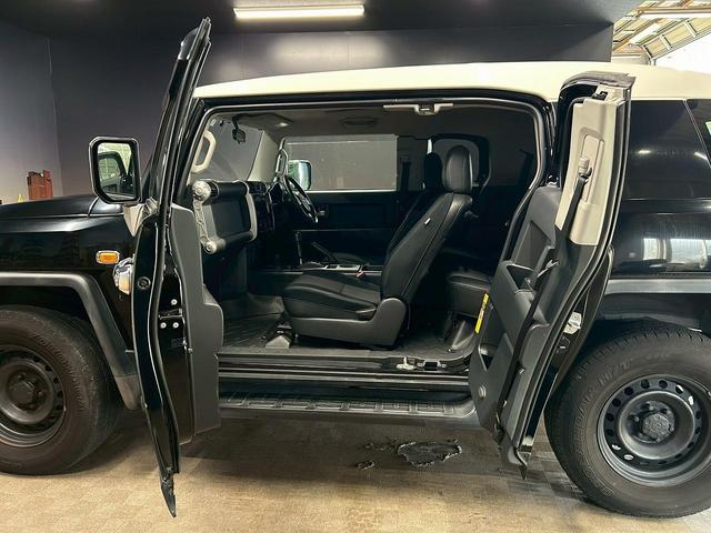 ＦＪクルーザー ベースグレード　（禁煙車）（４ＷＤ）（ツートンカラー）（Ｓｔｒａｄａナビ）（バックカメラ）（クリアランスソナー）（リアフォグ）（フルフラット）（キーレスエントリー）（ＥＴＣ）（純正１７インチ鉄チンホイール）（45枚目）