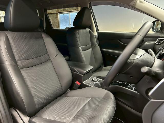 エクストレイル ２０Ｘｔ　エマージェンシーブレーキパッケージ　（禁煙車）（７人乗り）（４ＷＤ）（アラウンドビューモニター）（パワーバックドア）（純正ＳＤナビ）（撥水カプロンシート）（クルーズコントロール）（ＢＳＭ）（ビルトインＥＴＣ）（純正１７インチＡＷ）（18枚目）