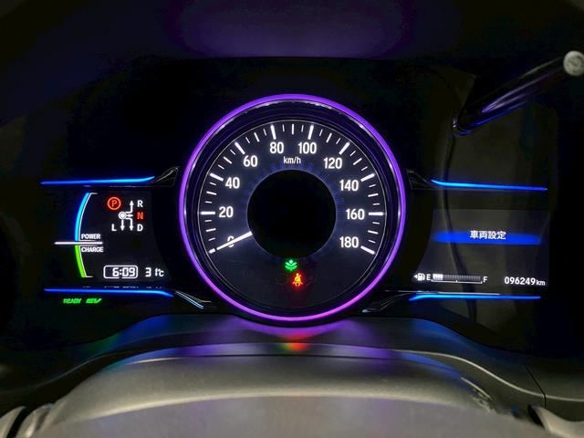 ヴェゼル ハイブリッドＺ　（禁煙車）（純正ナビ）（バックモニター）（クルコン）（パドルシフト）（スマートキー＆プッシュスタート）（シートヒーター）（電動サイドブレーキ）（ブレーキホールド）（ＥＴＣ）（純正１７インチＡＷ）（28枚目）