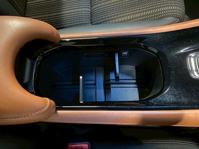 ヴェゼル ハイブリッドＺ　（禁煙車）（純正ナビ）（バックモニター）（クルコン）（パドルシフト）（スマートキー＆プッシュスタート）（シートヒーター）（電動サイドブレーキ）（ブレーキホールド）（ＥＴＣ）（純正１７インチＡＷ）（64枚目）