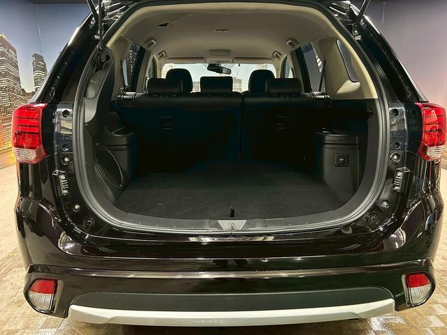 アウトランダーＰＨＥＶ Ｇプレミアムパッケージ　（禁煙車）（後期型）（黒本革シート）（４ＷＤ）（ロックフォードプレミアムスピーカー）（レーダークルーズ）（アラウンドビューモニター）（パワーバックドア）（パドルシフト）（ＥＴＣ）（純正１８インチＡＷ）（16枚目）