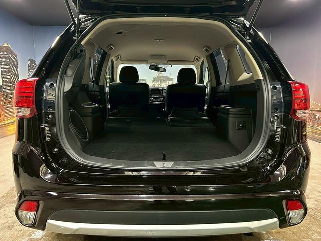 アウトランダーＰＨＥＶ Ｇプレミアムパッケージ　（禁煙車）（後期型）（黒本革シート）（４ＷＤ）（ロックフォードプレミアムスピーカー）（レーダークルーズ）（アラウンドビューモニター）（パワーバックドア）（パドルシフト）（ＥＴＣ）（純正１８インチＡＷ）（17枚目）