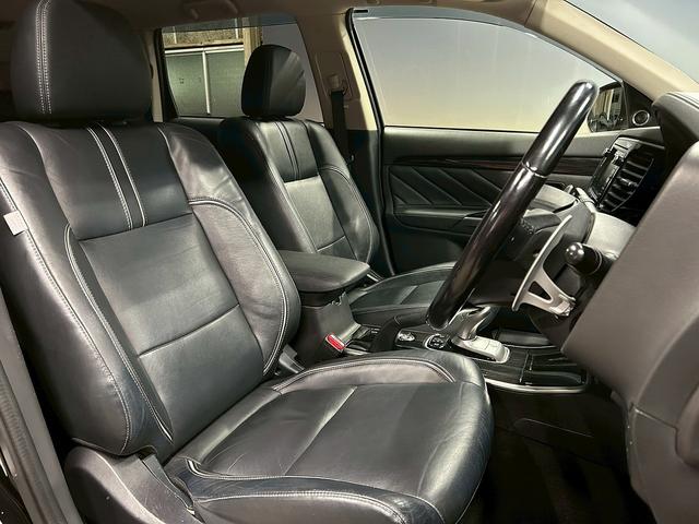 アウトランダーＰＨＥＶ Ｇプレミアムパッケージ　（禁煙車）（後期型）（黒本革シート）（４ＷＤ）（ロックフォードプレミアムスピーカー）（レーダークルーズ）（アラウンドビューモニター）（パワーバックドア）（パドルシフト）（ＥＴＣ）（純正１８インチＡＷ）（21枚目）