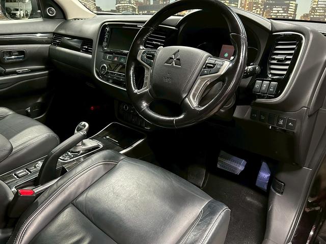 アウトランダーＰＨＥＶ Ｇプレミアムパッケージ　（禁煙車）（後期型）（黒本革シート）（４ＷＤ）（ロックフォードプレミアムスピーカー）（レーダークルーズ）（アラウンドビューモニター）（パワーバックドア）（パドルシフト）（ＥＴＣ）（純正１８インチＡＷ）（40枚目）