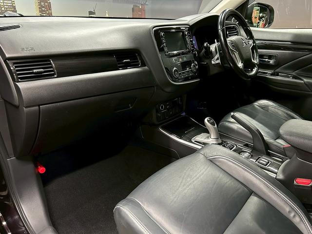 アウトランダーＰＨＥＶ Ｇプレミアムパッケージ　（禁煙車）（後期型）（黒本革シート）（４ＷＤ）（ロックフォードプレミアムスピーカー）（レーダークルーズ）（アラウンドビューモニター）（パワーバックドア）（パドルシフト）（ＥＴＣ）（純正１８インチＡＷ）（42枚目）