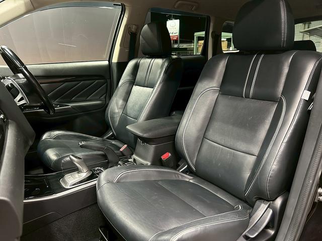 アウトランダーＰＨＥＶ Ｇプレミアムパッケージ　（禁煙車）（後期型）（黒本革シート）（４ＷＤ）（ロックフォードプレミアムスピーカー）（レーダークルーズ）（アラウンドビューモニター）（パワーバックドア）（パドルシフト）（ＥＴＣ）（純正１８インチＡＷ）（43枚目）
