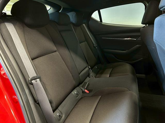 ＭＡＺＤＡ３ファストバック ＸＤプロアクティブ　Ｉ－アクティブセンス（禁煙車）（４ＷＤ）（ＢＯＳＥサウンド）（レーダークルーズ）（メーカーＳＤナビ）（ＣａｒＰｌａｙ対応）（フルフラット）（クリアランスソナー）（ＥＴＣ）（純正１８インチＡＷ）（20枚目）