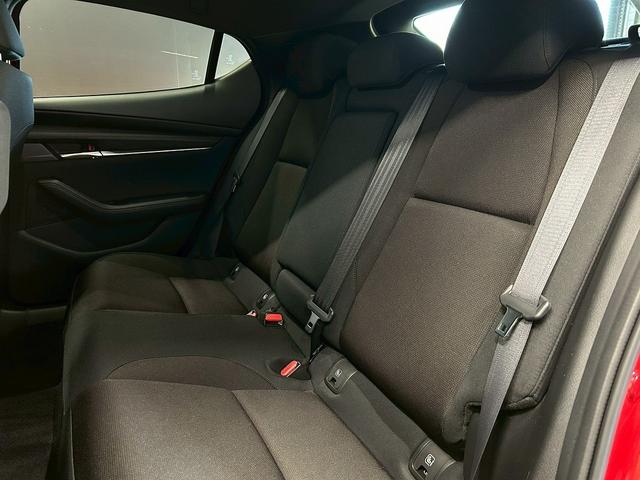 ＭＡＺＤＡ３ファストバック ＸＤプロアクティブ　Ｉ－アクティブセンス（禁煙車）（４ＷＤ）（ＢＯＳＥサウンド）（レーダークルーズ）（メーカーＳＤナビ）（ＣａｒＰｌａｙ対応）（フルフラット）（クリアランスソナー）（ＥＴＣ）（純正１８インチＡＷ）（27枚目）