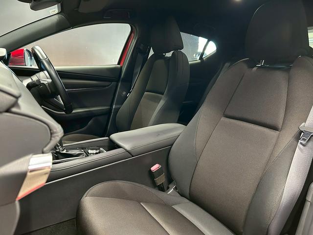 ＭＡＺＤＡ３ファストバック ＸＤプロアクティブ　Ｉ－アクティブセンス（禁煙車）（４ＷＤ）（ＢＯＳＥサウンド）（レーダークルーズ）（メーカーＳＤナビ）（ＣａｒＰｌａｙ対応）（フルフラット）（クリアランスソナー）（ＥＴＣ）（純正１８インチＡＷ）（65枚目）