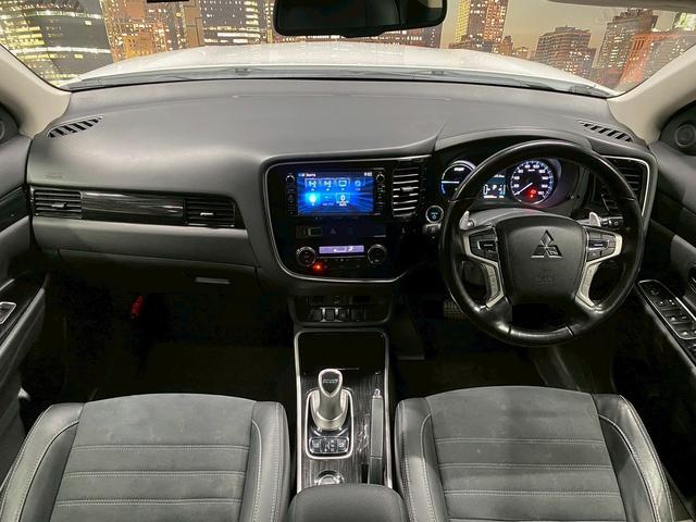 アウトランダーPHEV Gナビパッケージ (禁煙車)(後期型)(4WD)(黒半革)(純正SDナビ)(バックカメラ)(LEDヘッドライト)(クリアランスソナー)(パドルシフト)(パワーシート)(シートヒーター)(ETC)(純正18インチAW)(5枚目)