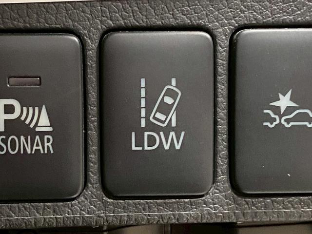 アウトランダーPHEV Gナビパッケージ (禁煙車)(後期型)(4WD)(黒半革)(純正SDナビ)(バックカメラ)(LEDヘッドライト)(クリアランスソナー)(パドルシフト)(パワーシート)(シートヒーター)(ETC)(純正18インチAW)(11枚目)