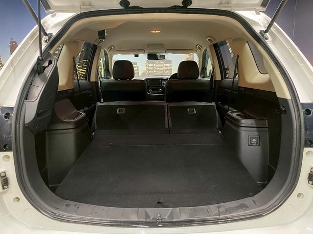 アウトランダーPHEV Gナビパッケージ (禁煙車)(後期型)(4WD)(黒半革)(純正SDナビ)(バックカメラ)(LEDヘッドライト)(クリアランスソナー)(パドルシフト)(パワーシート)(シートヒーター)(ETC)(純正18インチAW)(16枚目)