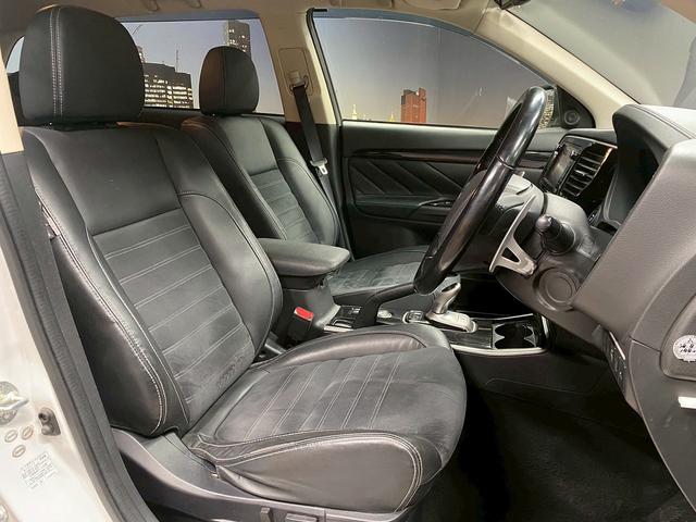 アウトランダーPHEV Gナビパッケージ (禁煙車)(後期型)(4WD)(黒半革)(純正SDナビ)(バックカメラ)(LEDヘッドライト)(クリアランスソナー)(パドルシフト)(パワーシート)(シートヒーター)(ETC)(純正18インチAW)(20枚目)