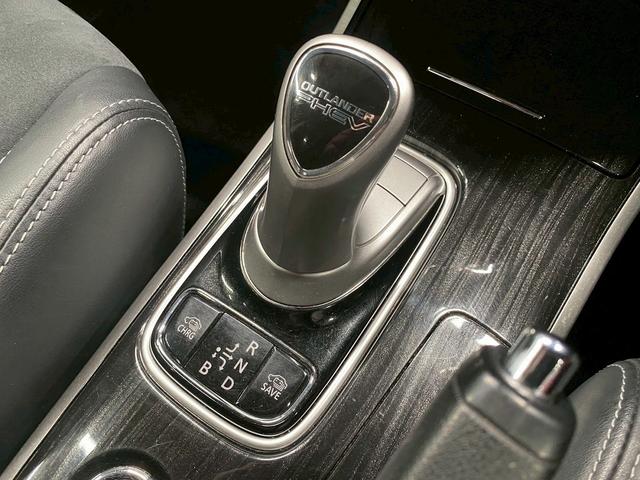 アウトランダーPHEV Gナビパッケージ (禁煙車)(後期型)(4WD)(黒半革)(純正SDナビ)(バックカメラ)(LEDヘッドライト)(クリアランスソナー)(パドルシフト)(パワーシート)(シートヒーター)(ETC)(純正18インチAW)(28枚目)