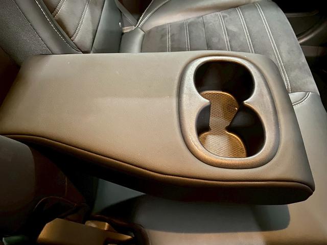 アウトランダーPHEV Gナビパッケージ (禁煙車)(後期型)(4WD)(黒半革)(純正SDナビ)(バックカメラ)(LEDヘッドライト)(クリアランスソナー)(パドルシフト)(パワーシート)(シートヒーター)(ETC)(純正18インチAW)(40枚目)