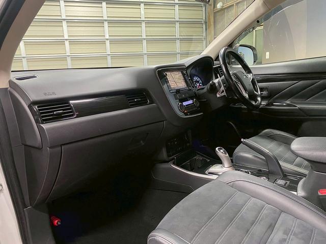 アウトランダーPHEV Gナビパッケージ (禁煙車)(後期型)(4WD)(黒半革)(純正SDナビ)(バックカメラ)(LEDヘッドライト)(クリアランスソナー)(パドルシフト)(パワーシート)(シートヒーター)(ETC)(純正18インチAW)(43枚目)