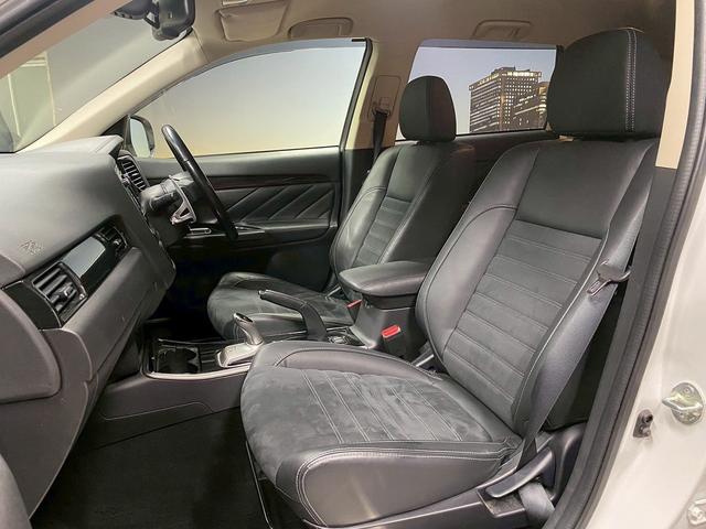 アウトランダーPHEV Gナビパッケージ (禁煙車)(後期型)(4WD)(黒半革)(純正SDナビ)(バックカメラ)(LEDヘッドライト)(クリアランスソナー)(パドルシフト)(パワーシート)(シートヒーター)(ETC)(純正18インチAW)(44枚目)