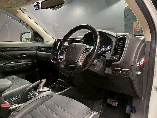 アウトランダーPHEV Gナビパッケージ (禁煙車)(後期型)(4WD)(黒半革)(純正SDナビ)(バックカメラ)(LEDヘッドライト)(クリアランスソナー)(パドルシフト)(パワーシート)(シートヒーター)(ETC)(純正18インチAW)(46枚目)