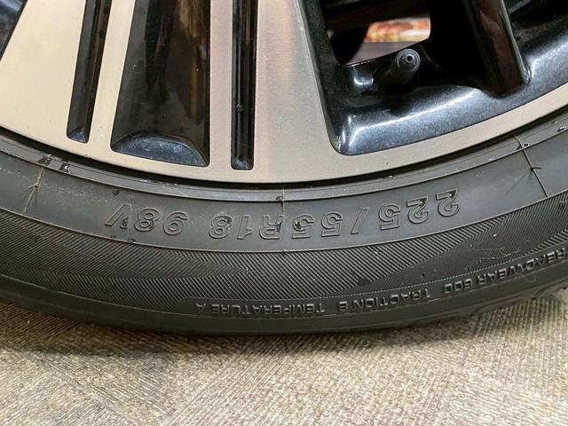 アウトランダーPHEV Gナビパッケージ (禁煙車)(後期型)(4WD)(黒半革)(純正SDナビ)(バックカメラ)(LEDヘッドライト)(クリアランスソナー)(パドルシフト)(パワーシート)(シートヒーター)(ETC)(純正18インチAW)(54枚目)