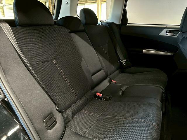 フォレスター 2.0XT (禁煙車)(5速MT)(タイミングベルト交換済み)(4WD)(クルコン)(HIDヘッドライト)(パワーシート)(フルフラット)(シートヒーター)(フロント&リアフォグランプ)(純正17インチAW)(13枚目)