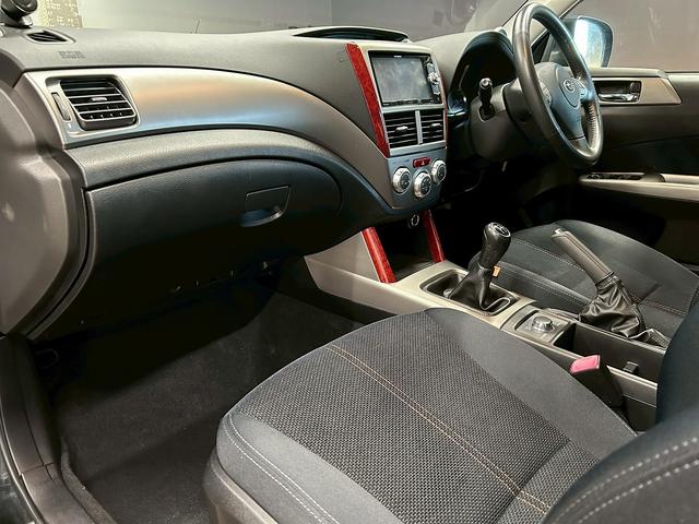 フォレスター 2.0XT (禁煙車)(5速MT)(タイミングベルト交換済み)(4WD)(クルコン)(HIDヘッドライト)(パワーシート)(フルフラット)(シートヒーター)(フロント&リアフォグランプ)(純正17インチAW)(28枚目)